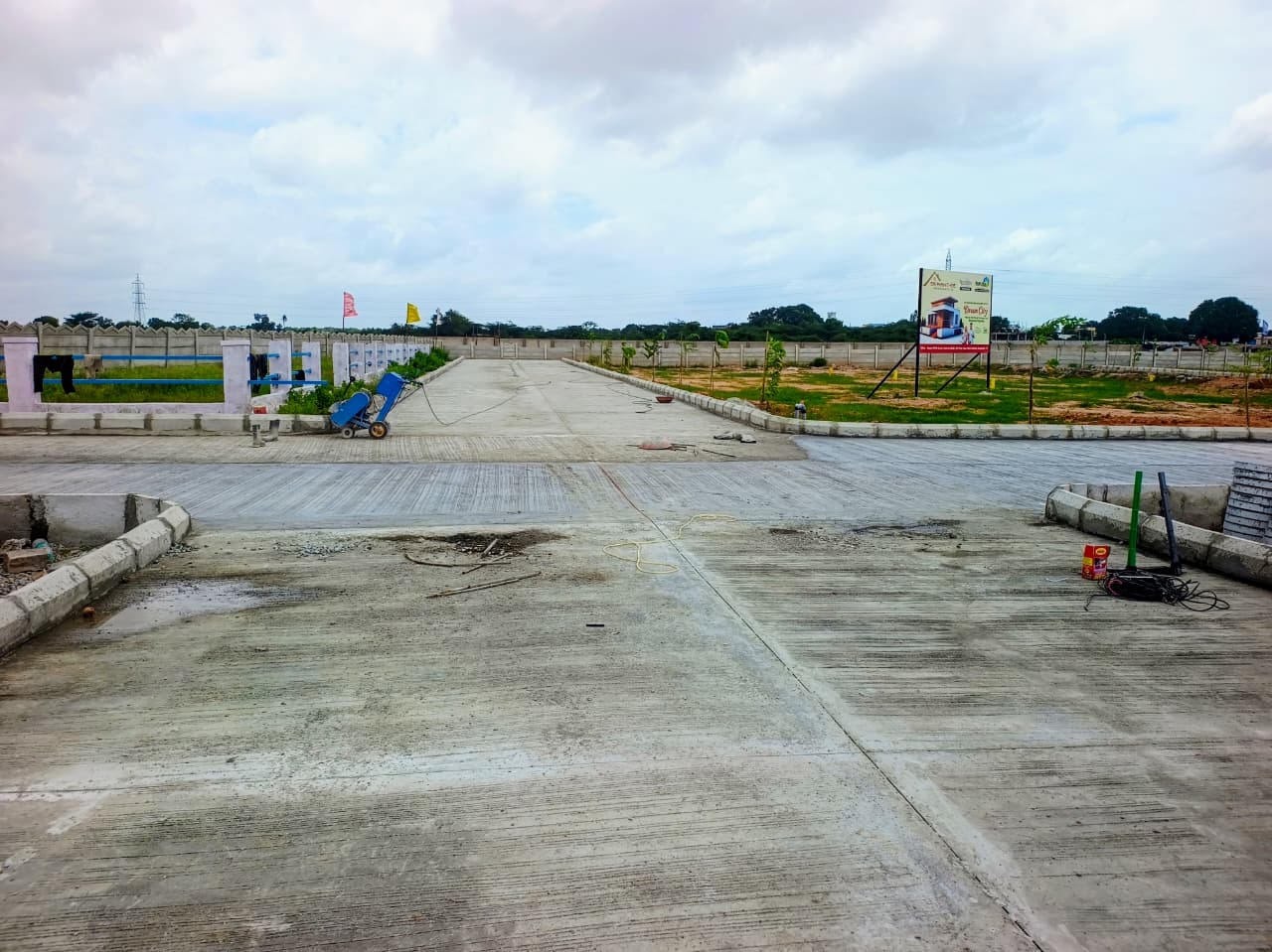 Entrance stretch with compound wall